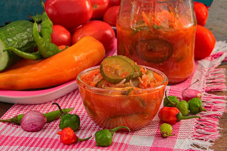 Лечо с огурцами, морковью и острым перцем на зиму