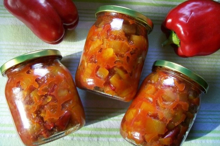 Лечо из малосольных огурцов с болгарским перцем и томатным соусом