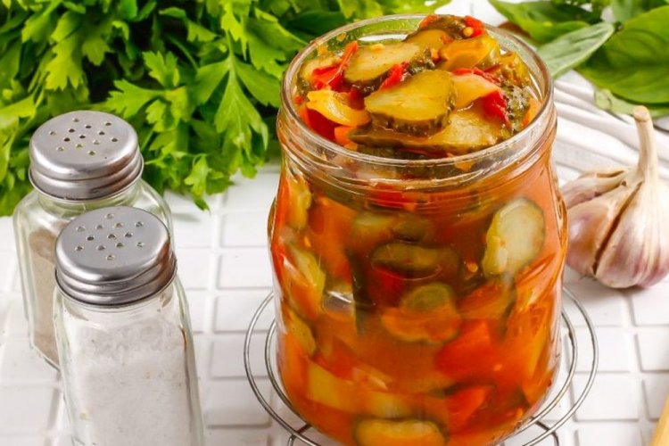 Лечо из огурцов со сладким перцем и томатной пастой