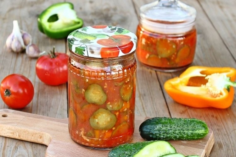 Лечо из огурцов с корнем хрена, болгарским перцем и помидорами