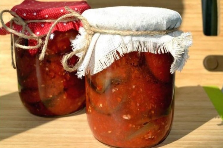 Пикантное лечо с огурцами, помидорами и аджикой