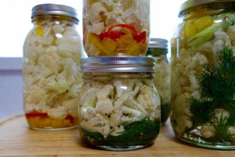 Острая маринованная цветная капуста с зеленью