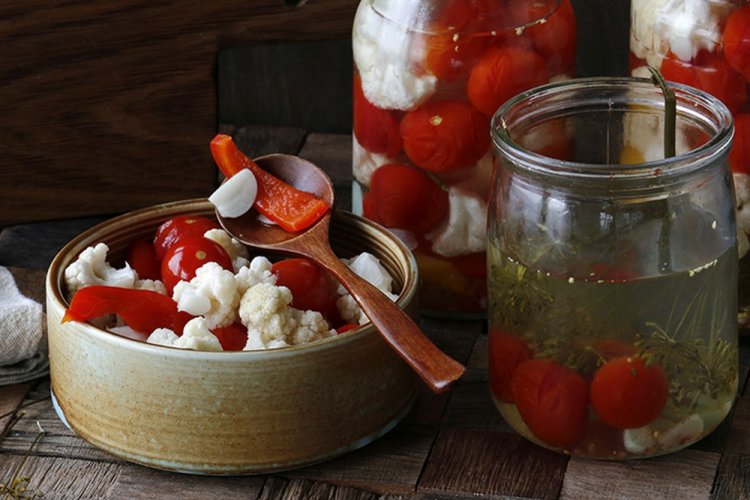 Маринованная цветная капуста с помидорами на зиму