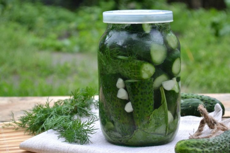 Хрустящие огурцы с чесноком, укропом и листьями хрена