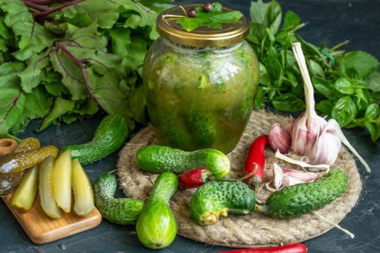 Огурцы с острым перцем, чесноком и ароматными травами