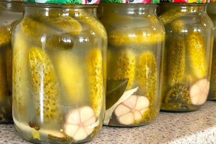 Квашеные огурцы с чесноком в банках