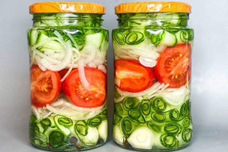 Помидоры с луком и рулетиками из огурцов