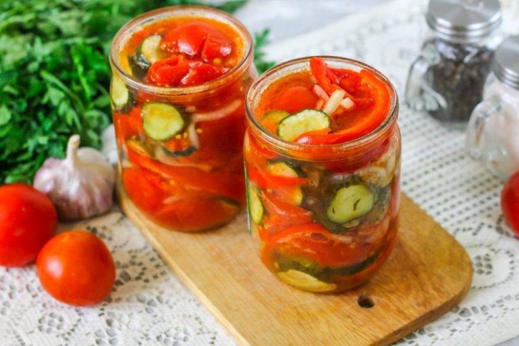 Помидоры с огурцами, болгарским перцем и луком на зиму