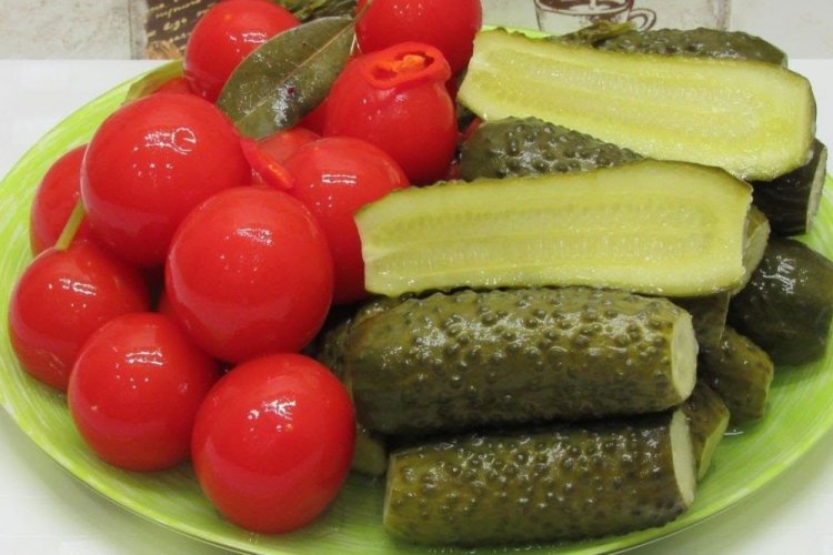 Помидоры с огурцами, квашенные в бочке