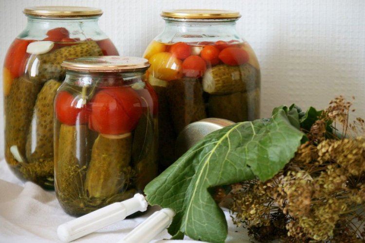 Помидоры с огурцами и лимонной кислотой