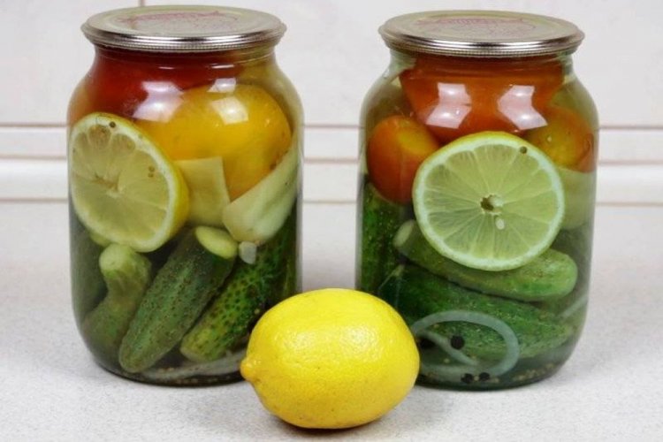 Помидоры с огурцами, луком и лимоном