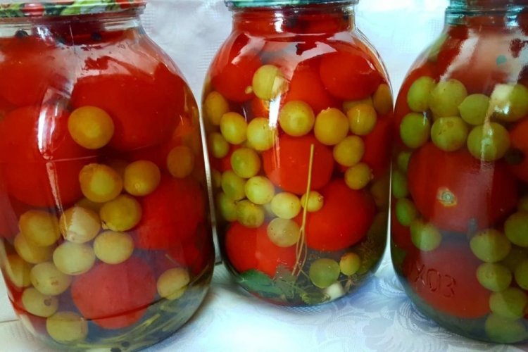Помидоры с виноградом на зиму