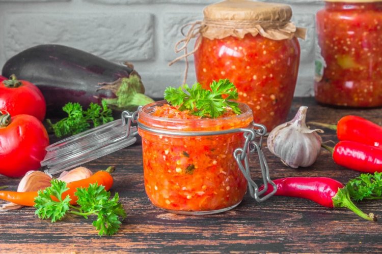 Баклажаны с яблоками в аджике