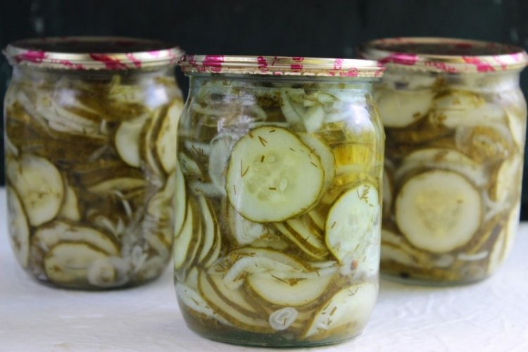 Салат из огурцов с луком, укропом и аспирином