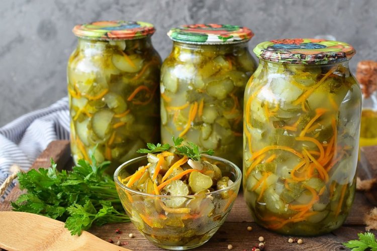 Огурцы «Пальчики оближешь» с морковью, чесноком и петрушкой