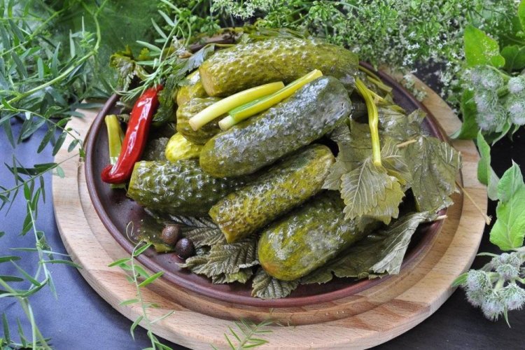 Квашеные огурцы с острым перцем и черемшой холодным способом