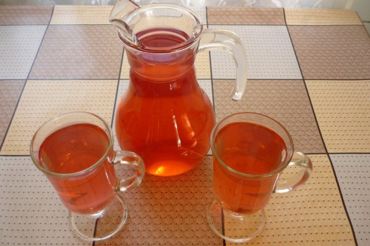 Компот из зеленого и фиолетового базилика