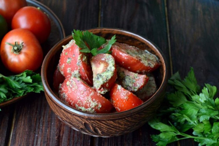 Помидоры по-корейски с имбирем, чесноком и зеленью