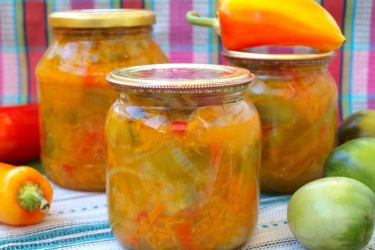 Корейский салат из зеленых помидоров, моркови и сладкого перца