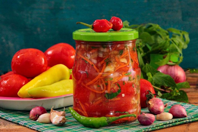 Помидоры по-корейски с болгарским перцем, чесноком и морковью