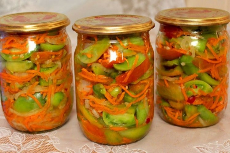 Зеленые помидоры по-корейски с овощами, специями и медом