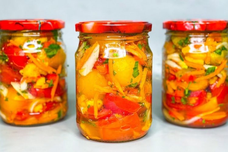 Корейский салат из помидоров, моркови и болгарского перца на зиму