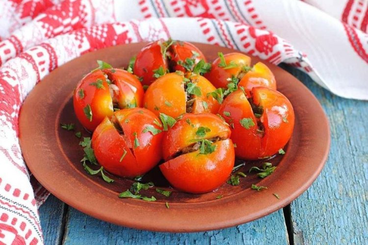 Помидоры по-корейски, фаршированные чесноком, луком и зеленью