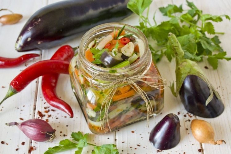 Баклажаны с морковью, сельдереем, острым перцем и луком