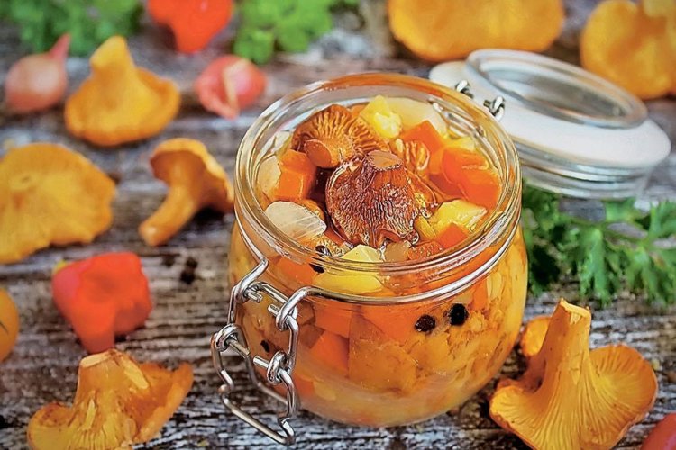 Маринованные лисички с морковью и луком на зиму