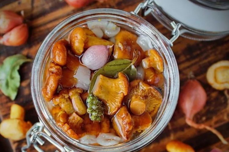 Лисички, маринованные с луком и чесноком