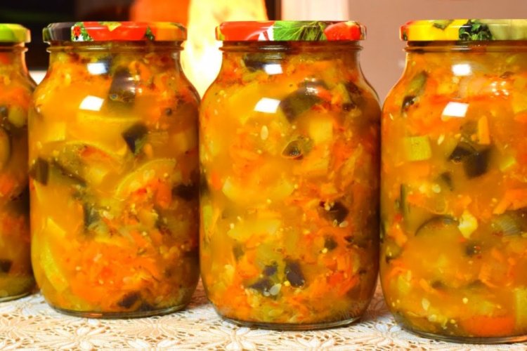 Салат из кабачков и баклажанов с луком и морковью