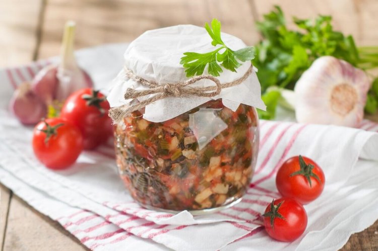 Салат из кабачков и баклажанов с базиликом