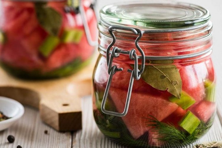 Маринованные арбузы с сельдереем на зиму