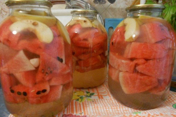 Маринованные арбузы с яблоками в банках