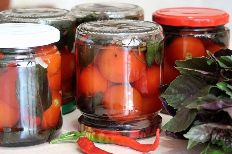 Помидоры с базиликом и лимонной кислотой на зиму