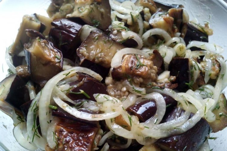 Маринованные баклажаны с луком и растительным маслом