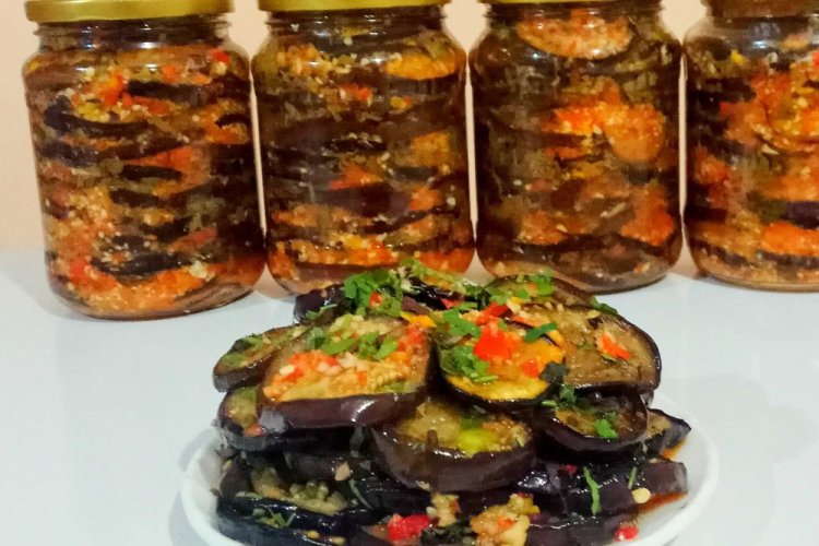 Маринованные баклажаны с острым перцем и петрушкой