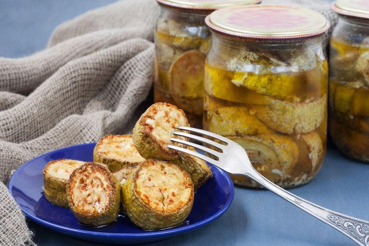 10 быстрых рецептов жареных кабачков на зиму