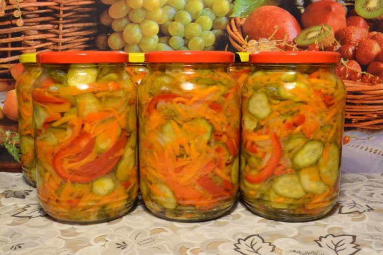 Салат «Нежинский» из огурцов, моркови и болгарского перца