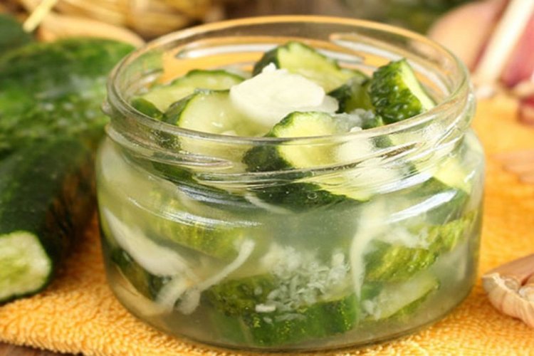 Салат «Нежинский» из огурцов с луком и корнем хрена