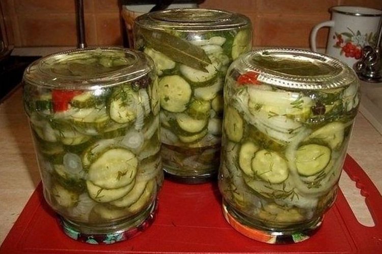 Нежинский салат из огурцов, лука и острого перца