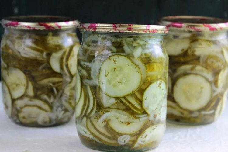 Салат «Нежинский» из огурцов с луком и лимонной кислотой