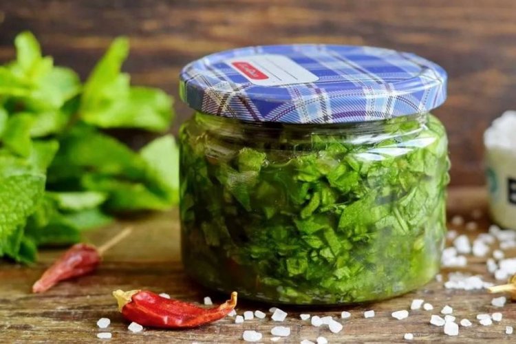 Щавель с кинзой и острым перцем на зиму