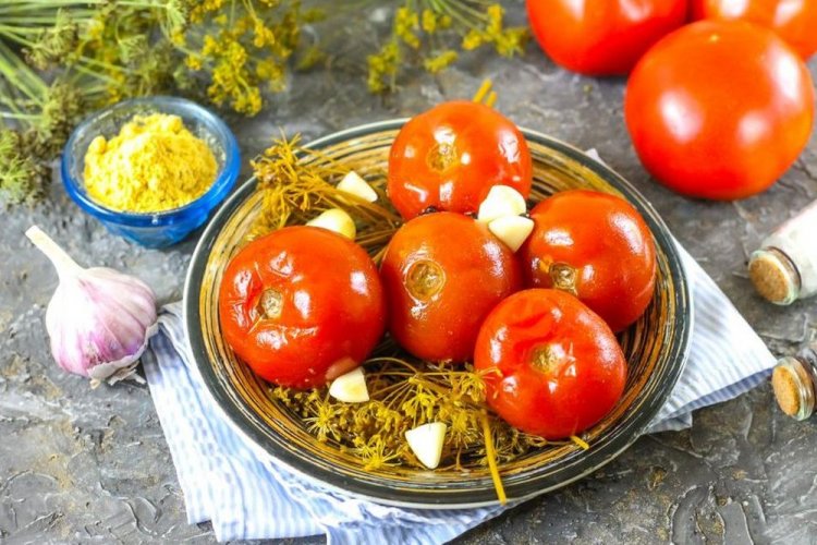 Пикантные помидоры с чесноком и горчицей на зиму