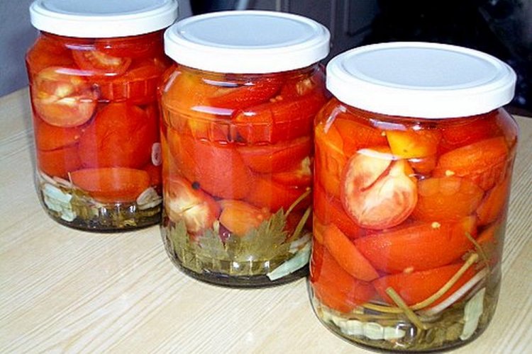 Помидоры половинками с чесноком и петрушкой на зиму