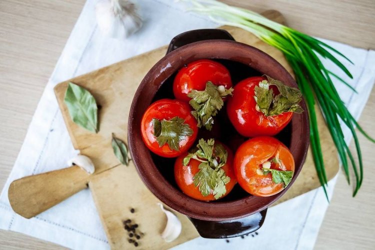 Помидоры, фаршированные чесноком и петрушкой на зиму