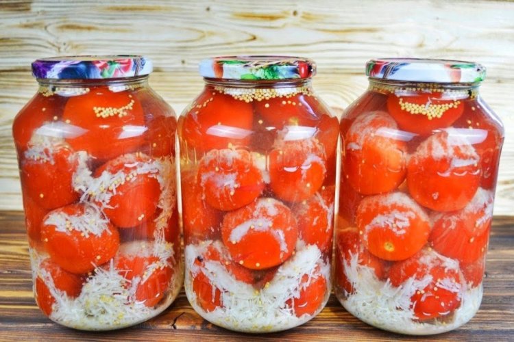 Помидоры с горчицей в чесночном снегу на зиму