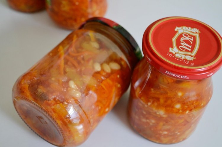 Салат с фасолью и томатной пастой на зиму