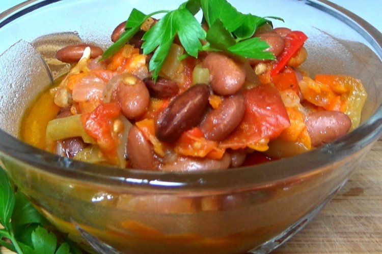 Острый салат с фасолью на зиму