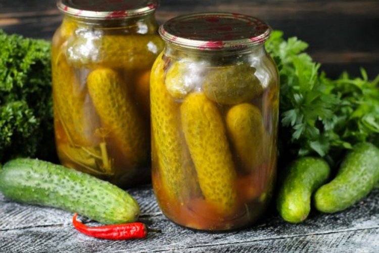 Огурцы с острым перцем в томатном соусе